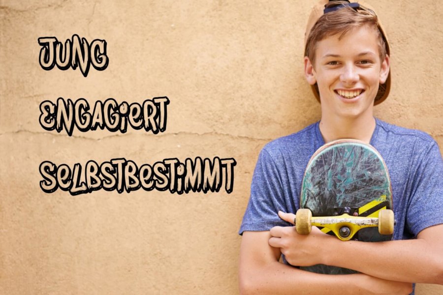 Ein Junge steht vor einer Wand. Er hält ein Skateboard vor der Brust. Links daneben steht der Text: Jung, engagiert, selbstbestimmt