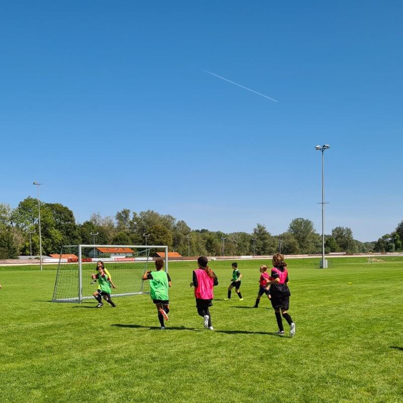 Jugendliche spielen Fußball