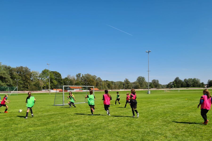 Jugendliche spielen Fußball