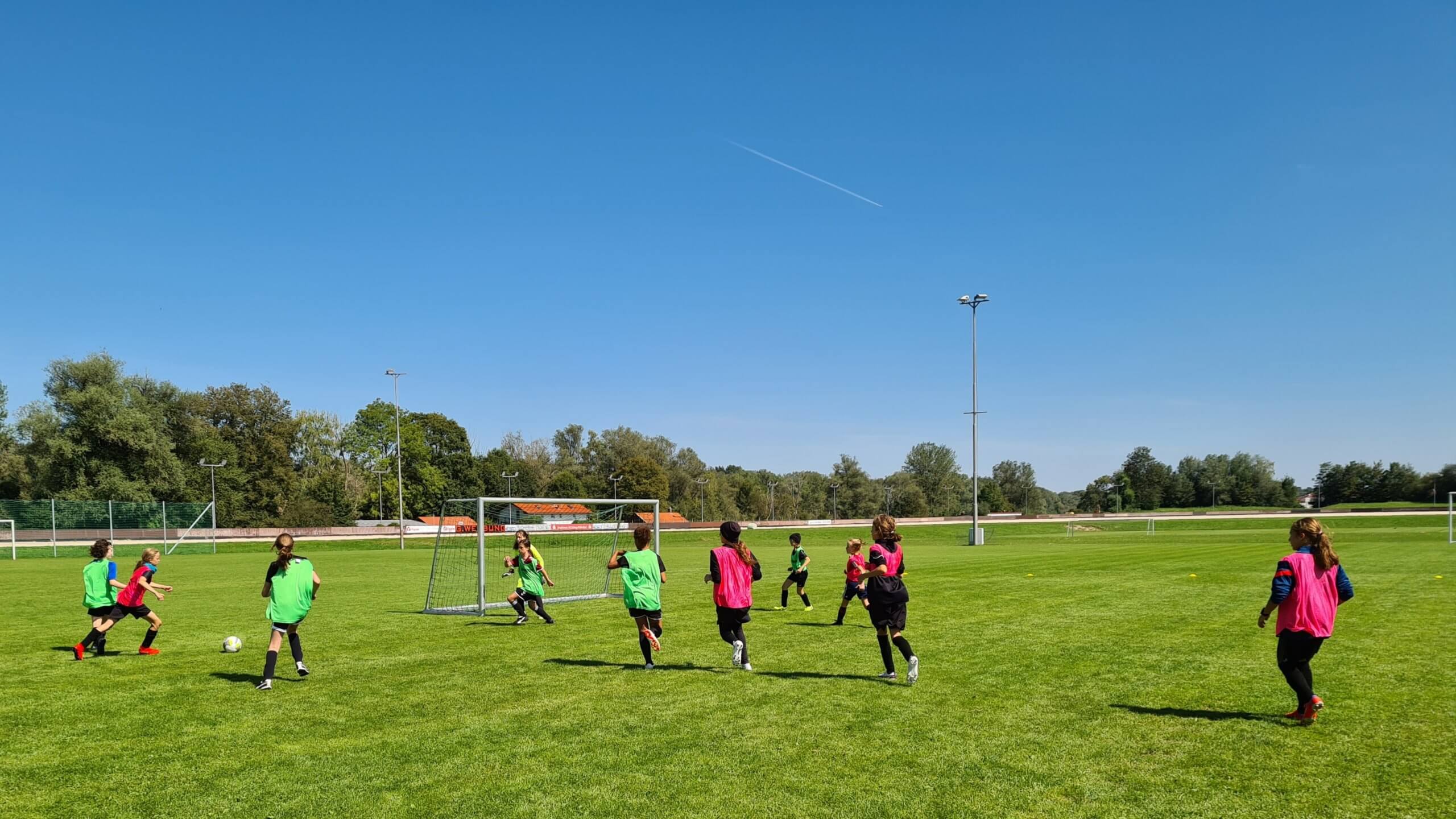 Jugendliche spielen Fußball