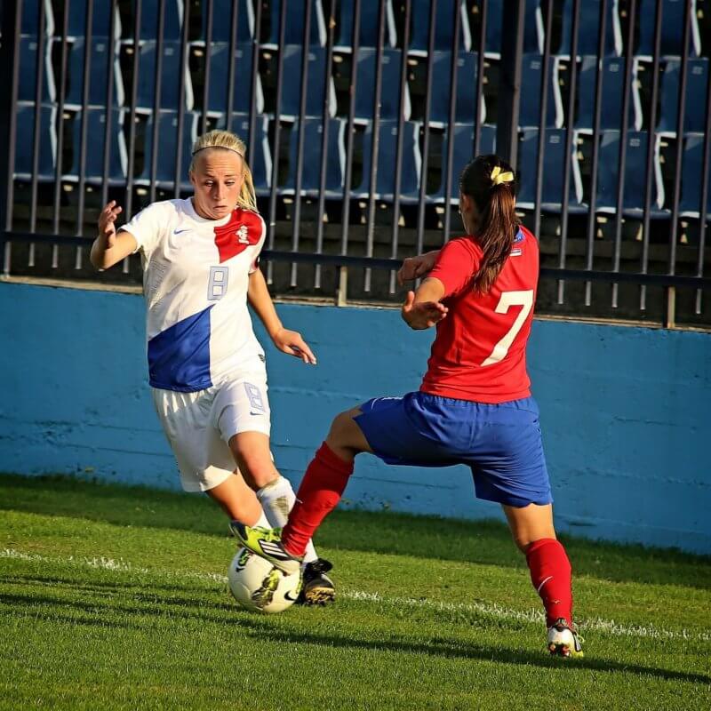 Frauen im Zweikampf beim Fußball