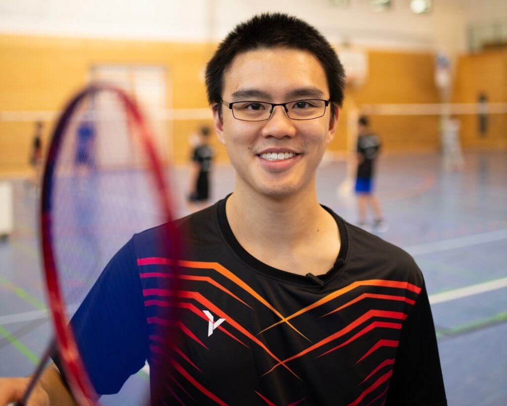 Ein Junge mit einem Federball-Schläger