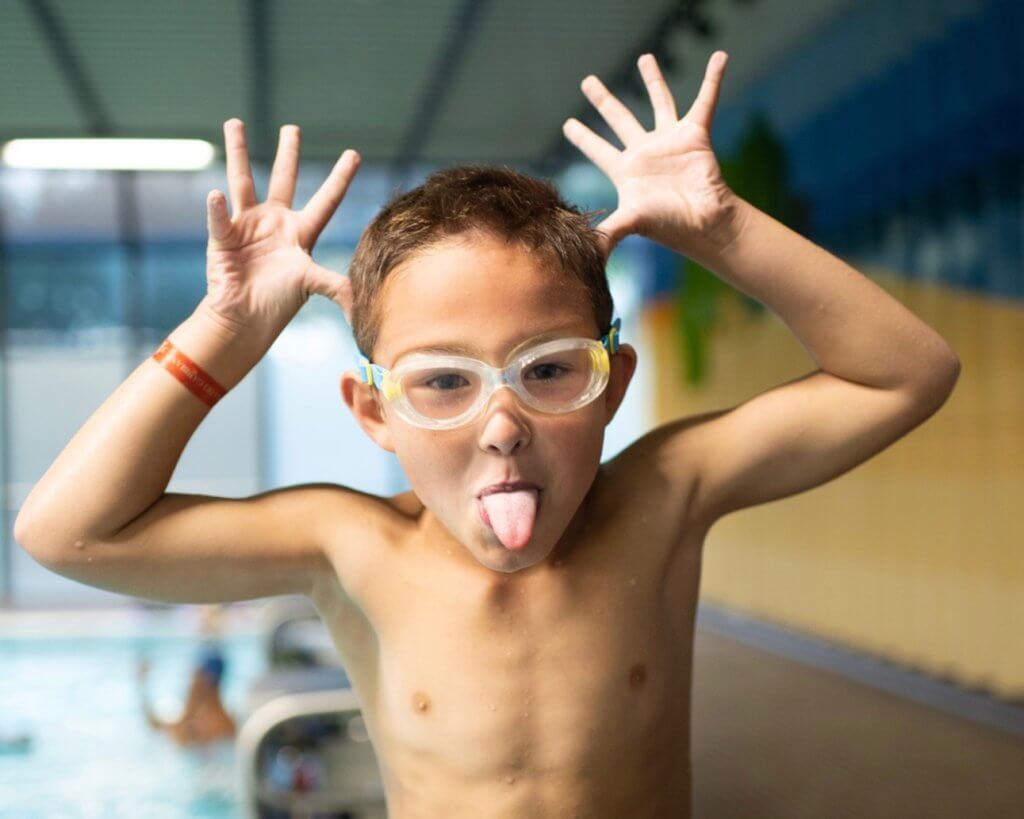 Ein Kind mit Taucherbrille macht Grimassen