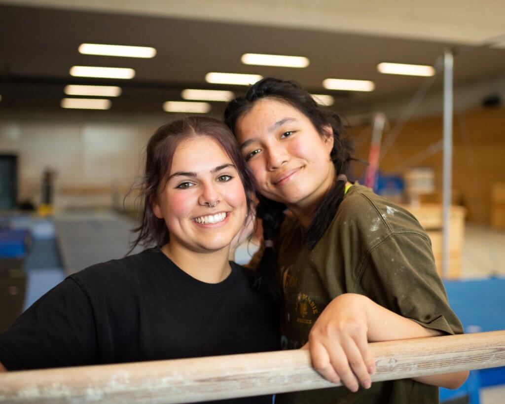 Zwei Frauen in einer Turnhalle