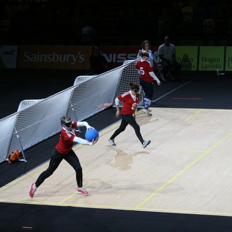 Drei blinde Personen spielen Handball