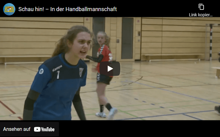 Thumbnail eines Videos. Zwei Mädchen beim Handball