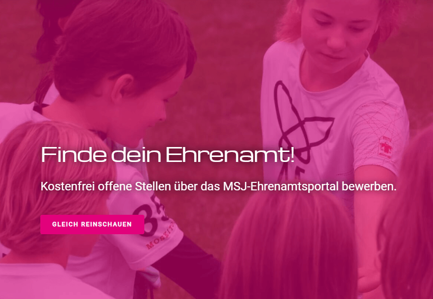 Kinder im Hintergrund stecken Arme in die Mitte. Dort drüber ein Text - Finde dein Ehrenamt! Kostenfrei offene Stellen über das MSJ-Ehrenamtsportal bewerben.