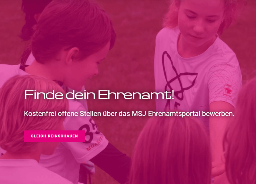 Kinder im Hintergrund stecken Arme in die Mitte. Dort drüber ein Text - Finde dein Ehrenamt! Kostenfrei offene Stellen über das MSJ-Ehrenamtsportal bewerben.
