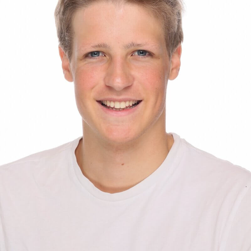 Portrait eines Mannes mit weißem T-Shirt