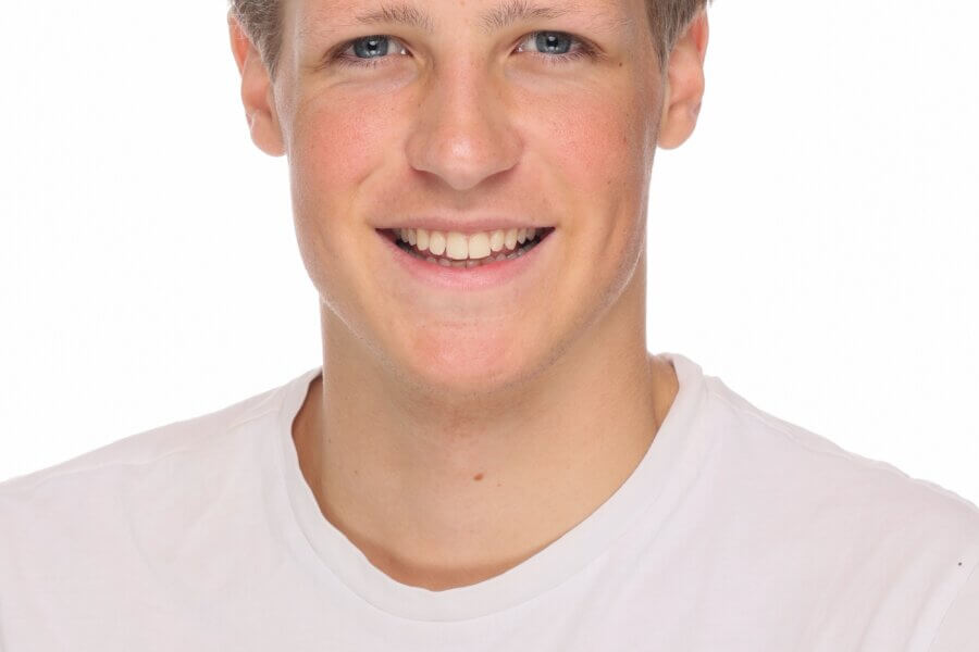 Portrait eines Mannes mit weißem T-Shirt