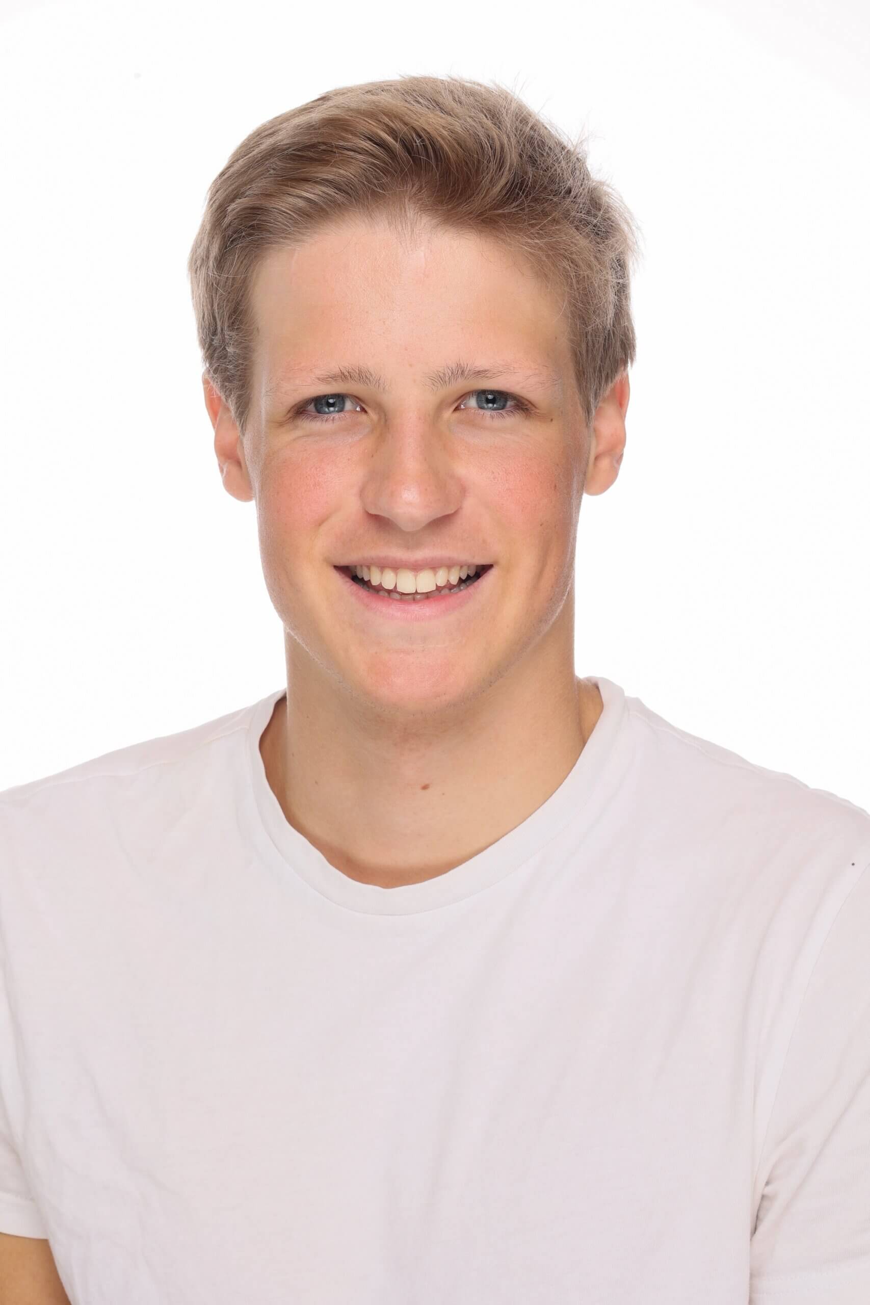 Portrait eines Mannes mit weißem T-Shirt