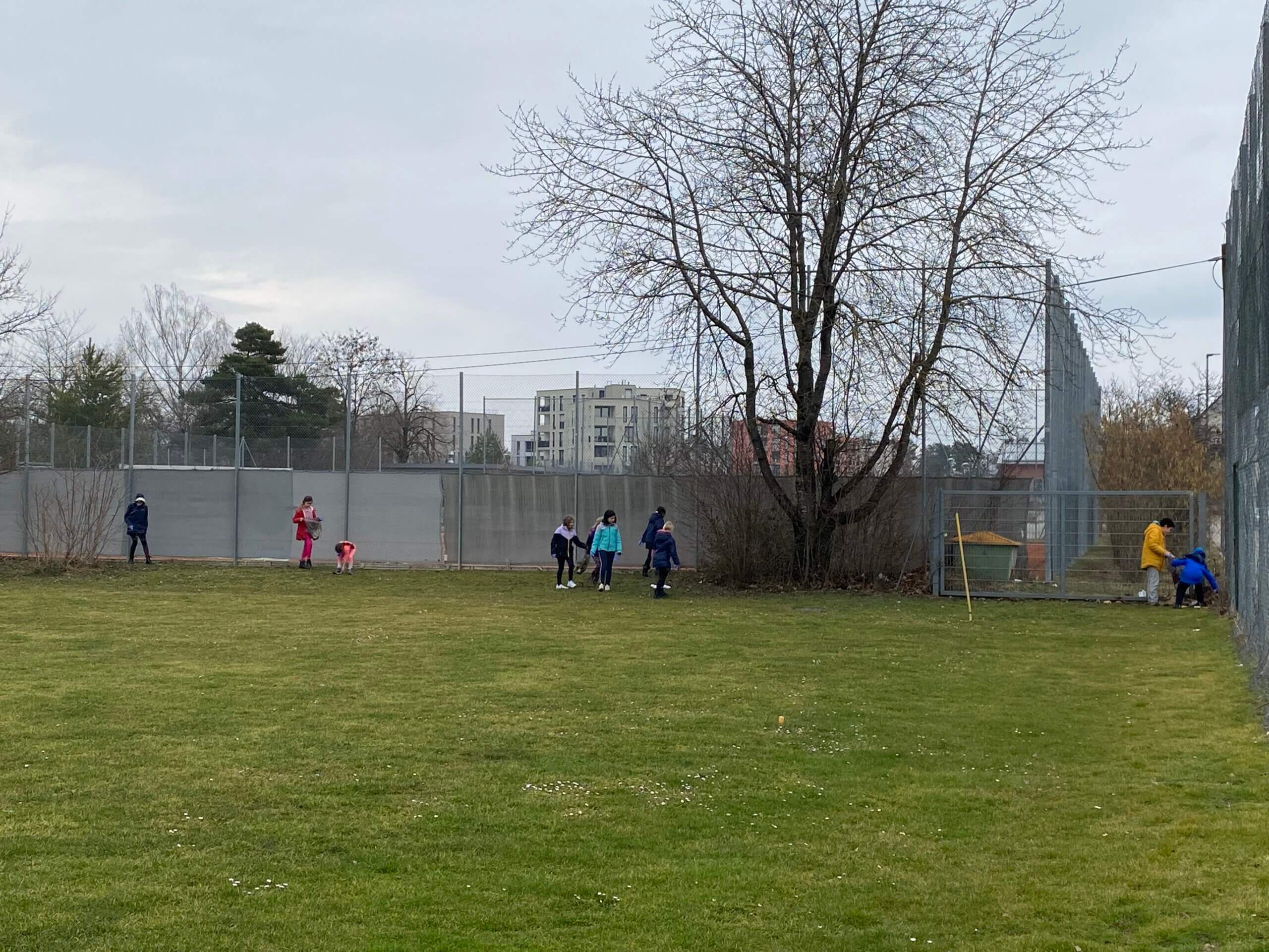 Kinder spielen rund um die Eckfahne eines Fußballplatzes