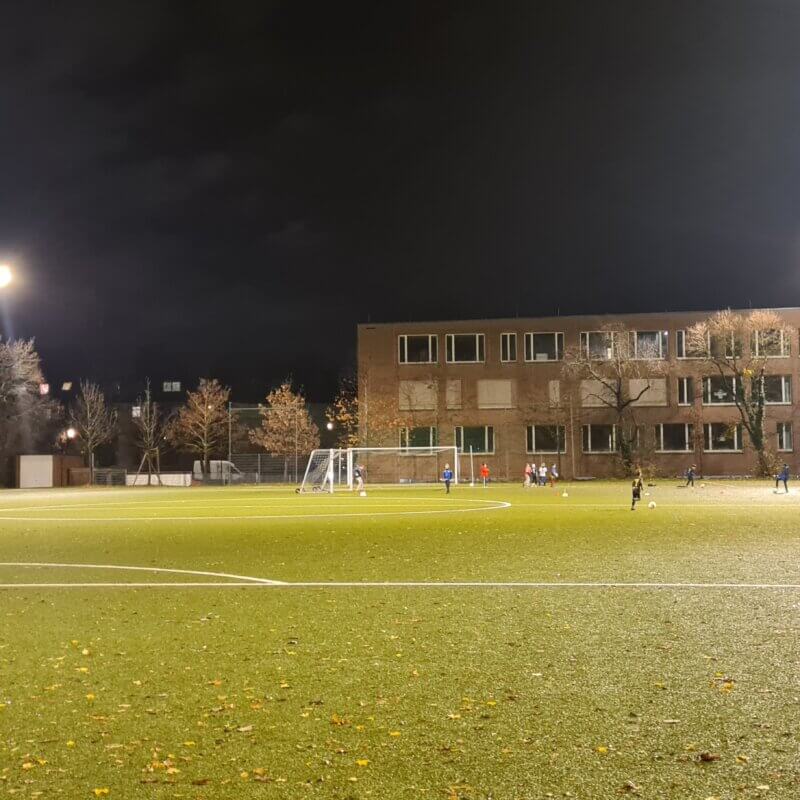 Ein Fußballplatz unter Flutlicht