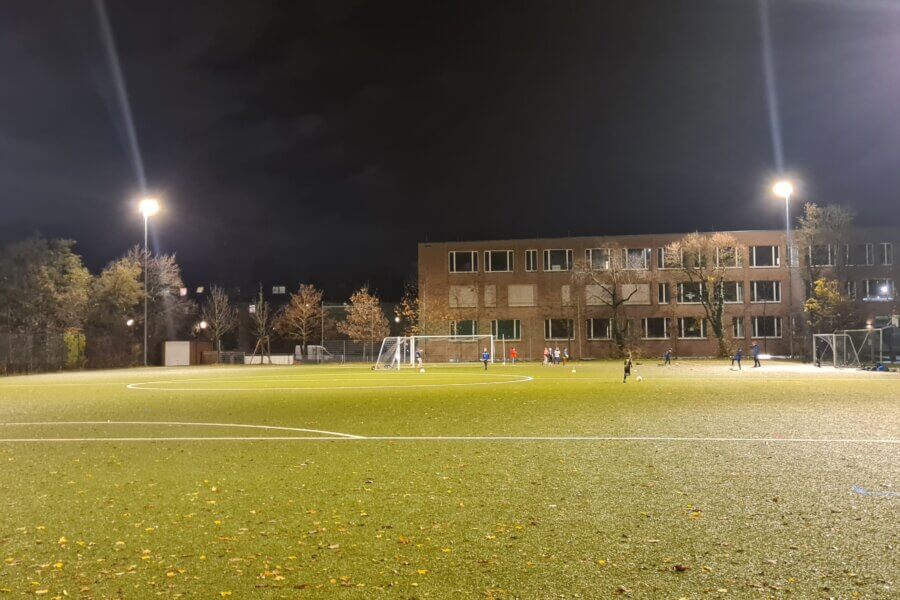 Ein Fußballplatz unter Flutlicht