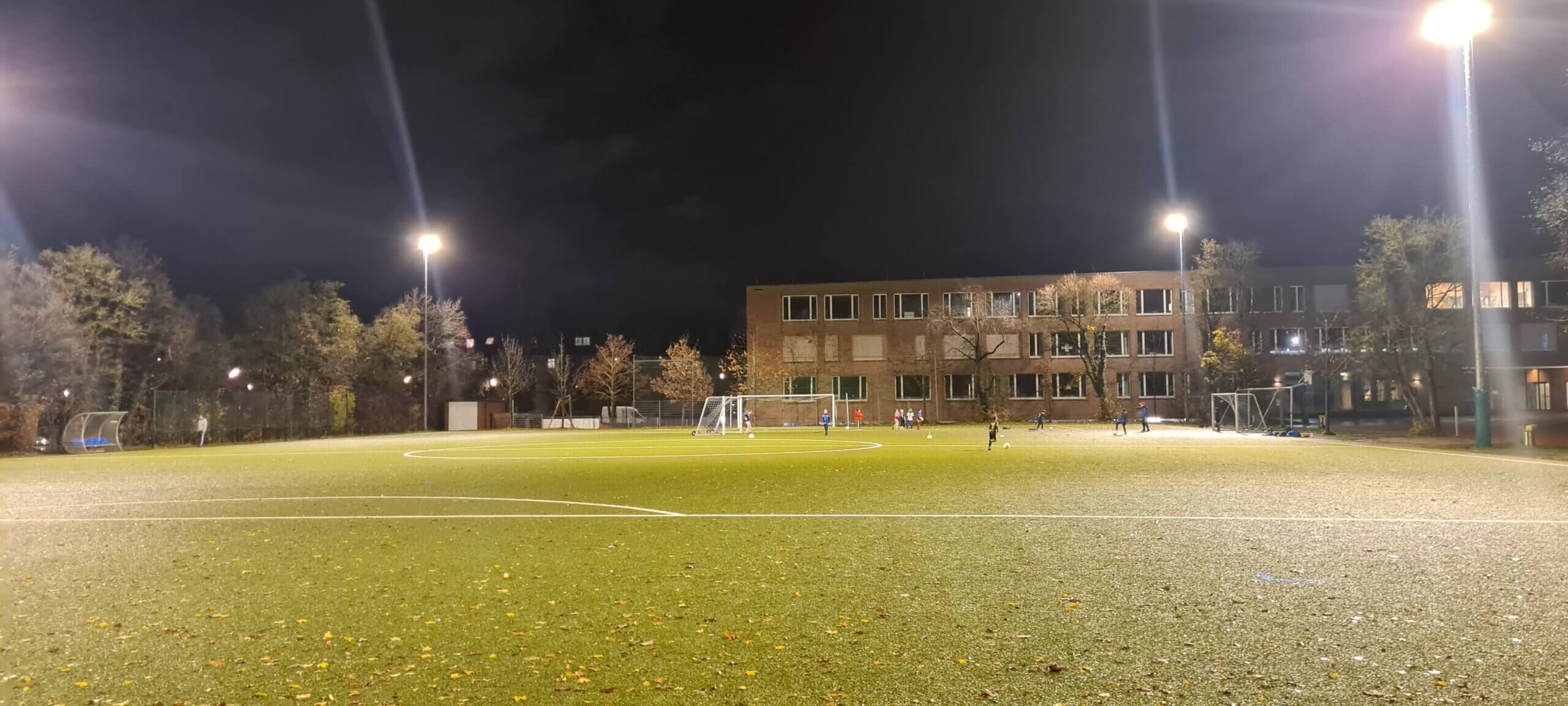 Ein Fußballplatz unter Flutlicht