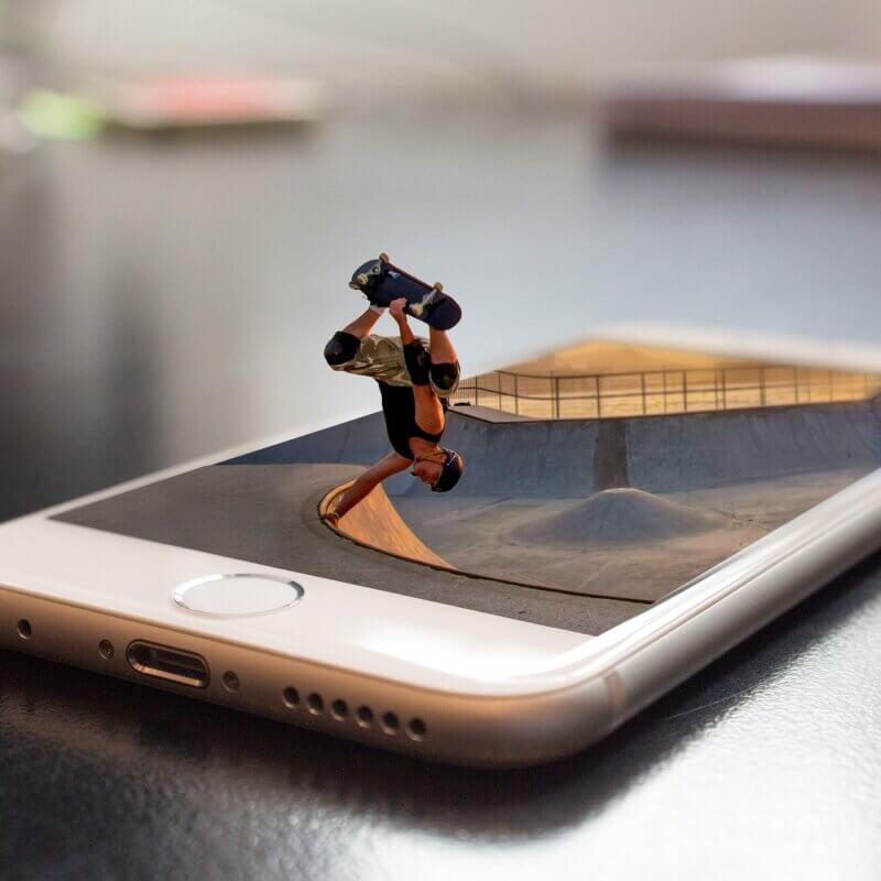 Smartphone mit Skatepark und Skater