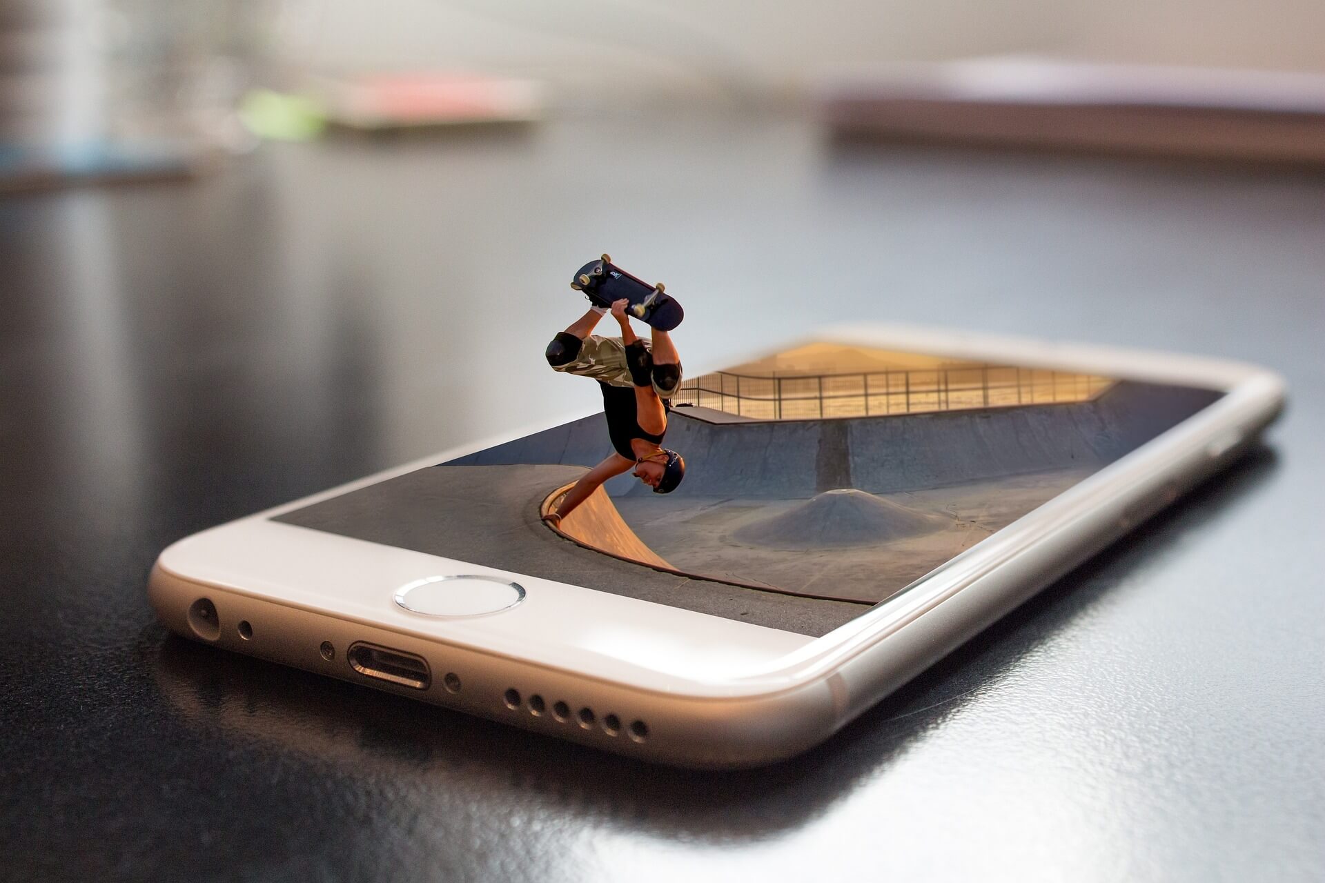 Smartphone mit Skatepark und Skater