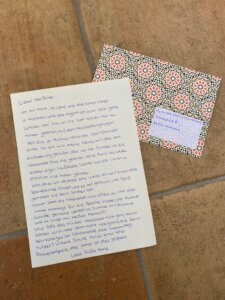 Ein handgeschriebener Brief auf einem bunten Umschlag