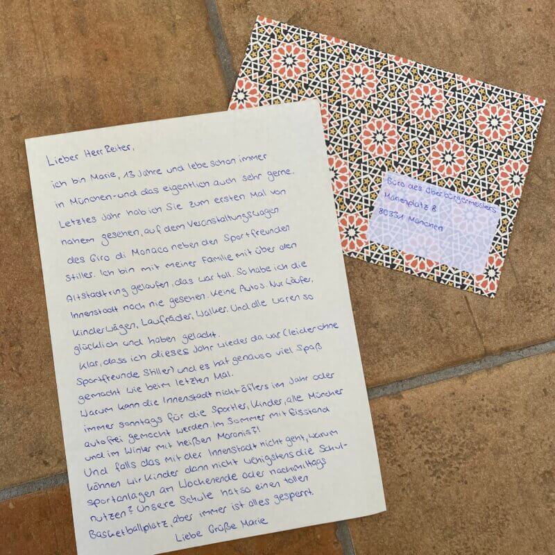 Ein handgeschriebener Brief auf einem bunten Umschlag