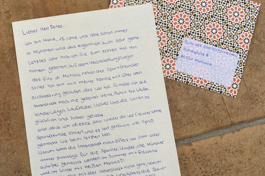 Ein handgeschriebener Brief auf einem bunten Umschlag