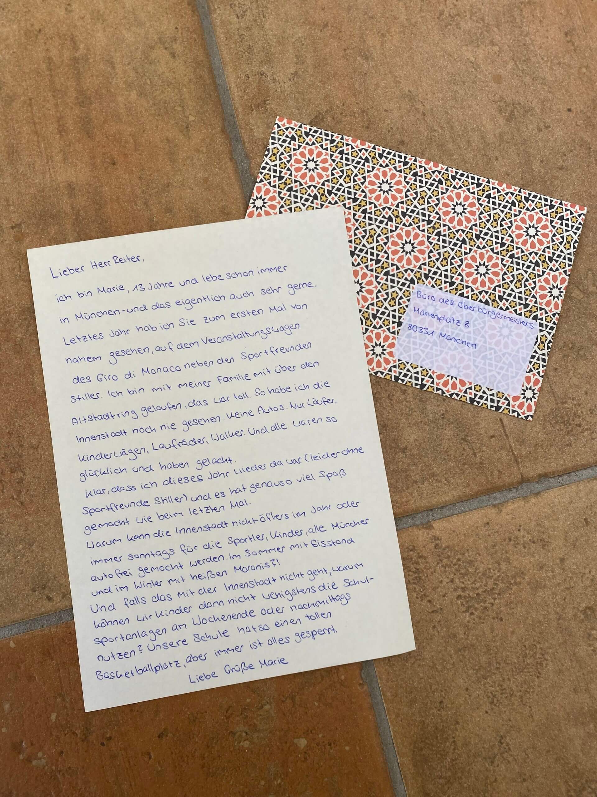 Ein handgeschriebener Brief auf einem bunten Umschlag