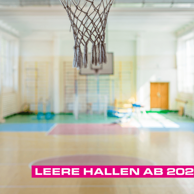 Foto einer Turnhalle. Im Vordergrund das Netz eines Basketballkorbes. Unten die Schrift - Leere Hallen ab 2026