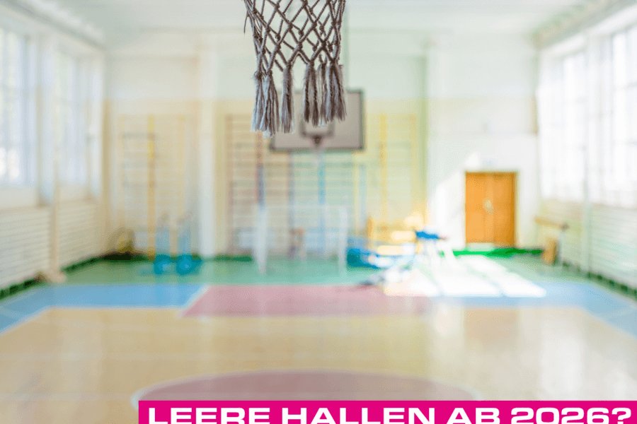 Foto einer Turnhalle. Im Vordergrund das Netz eines Basketballkorbes. Unten die Schrift - Leere Hallen ab 2026