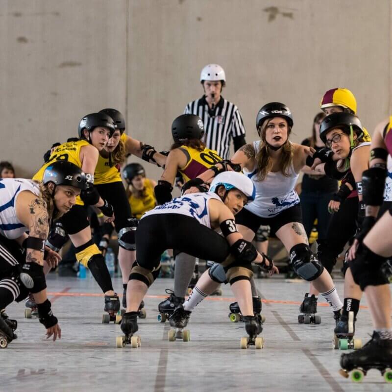 Zwei Teams auf Rollschuhen