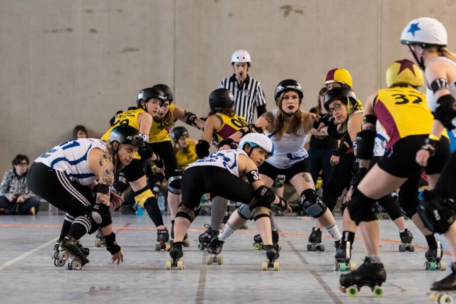 Zwei Teams auf Rollschuhen