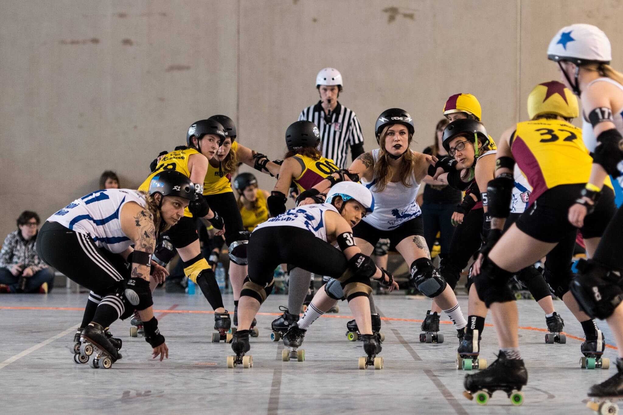 Zwei Teams auf Rollschuhen