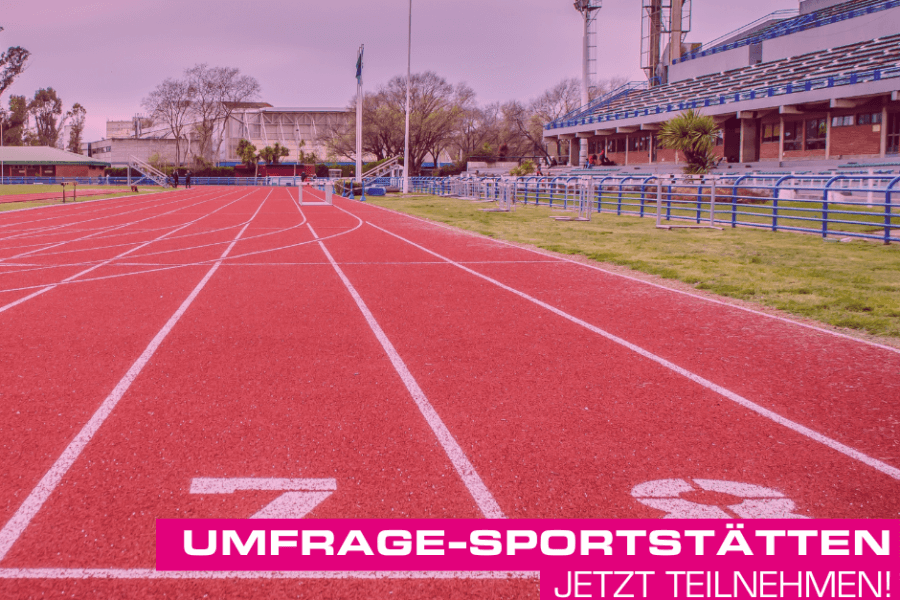 Eine Tartanbahn in einem Stadion. Unten der Text - Umfrage-Sportstätten jetzt teilnehmen