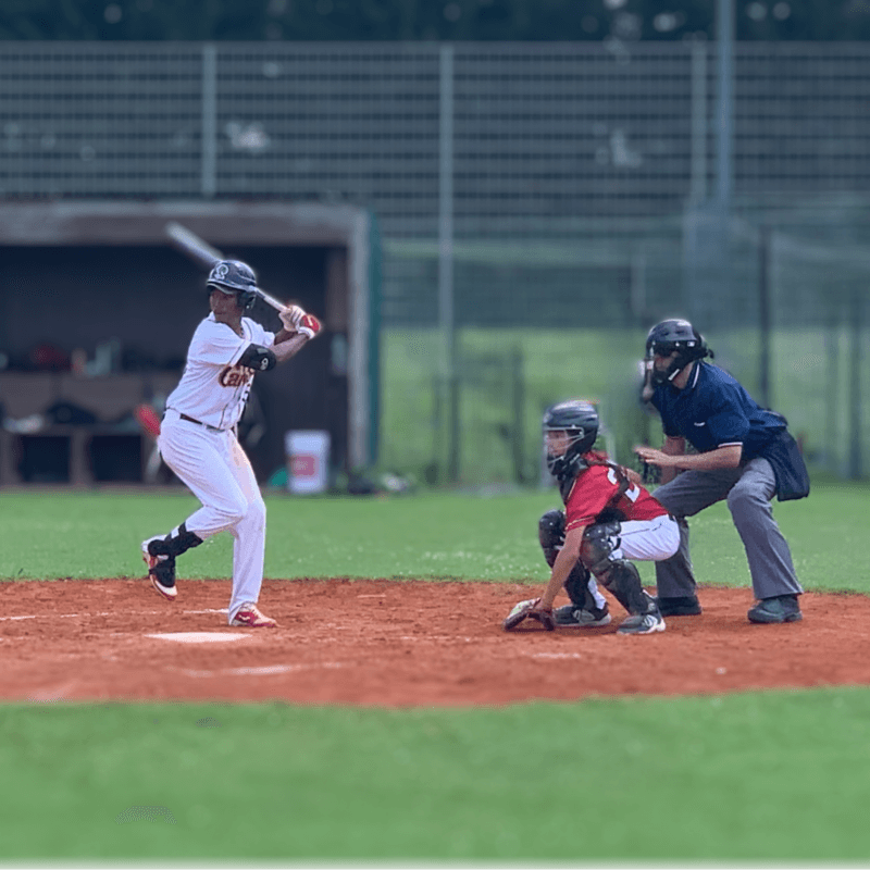 Drei Personen beim Baseball spielen