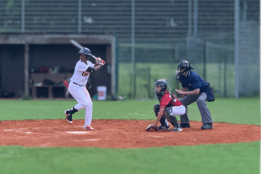 Drei Personen beim Baseball spielen