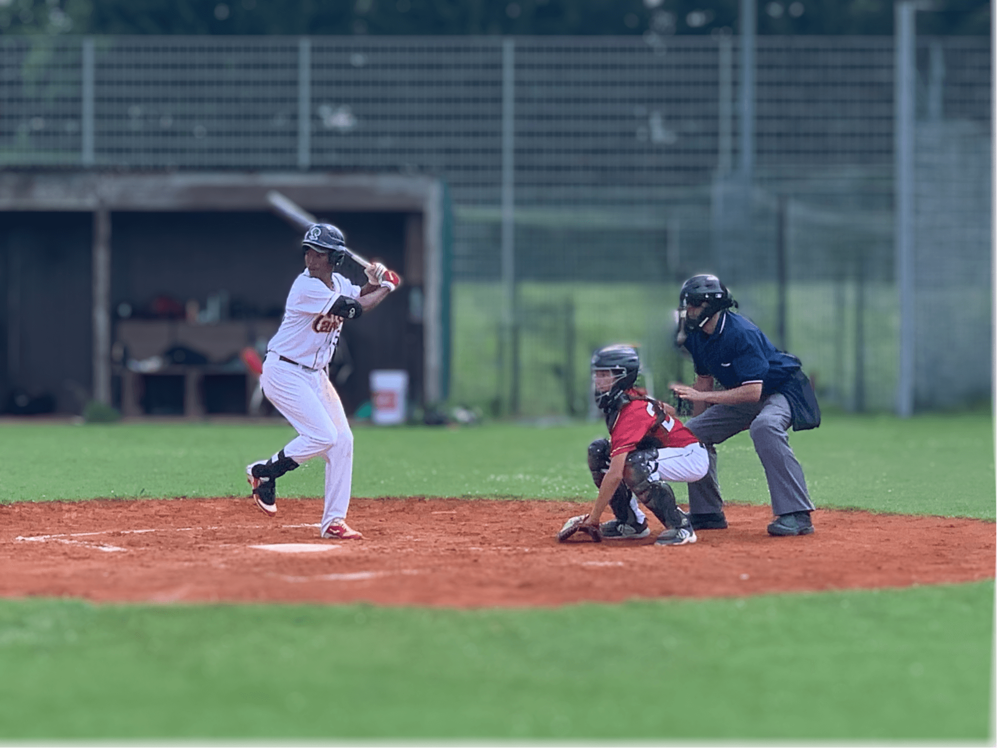 Drei Personen beim Baseball spielen