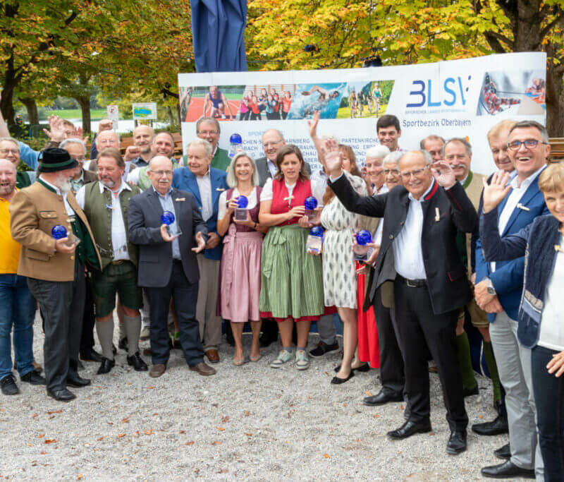 Gruppe älterer Menschen vor einer BLSV Werbewand. Einige halten einen Preis in der Hand