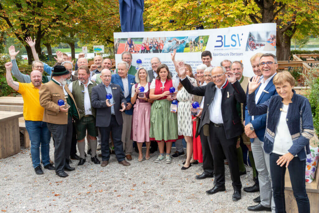 Gruppe älterer Menschen vor einer BLSV Werbewand. Einige halten einen Preis in der Hand