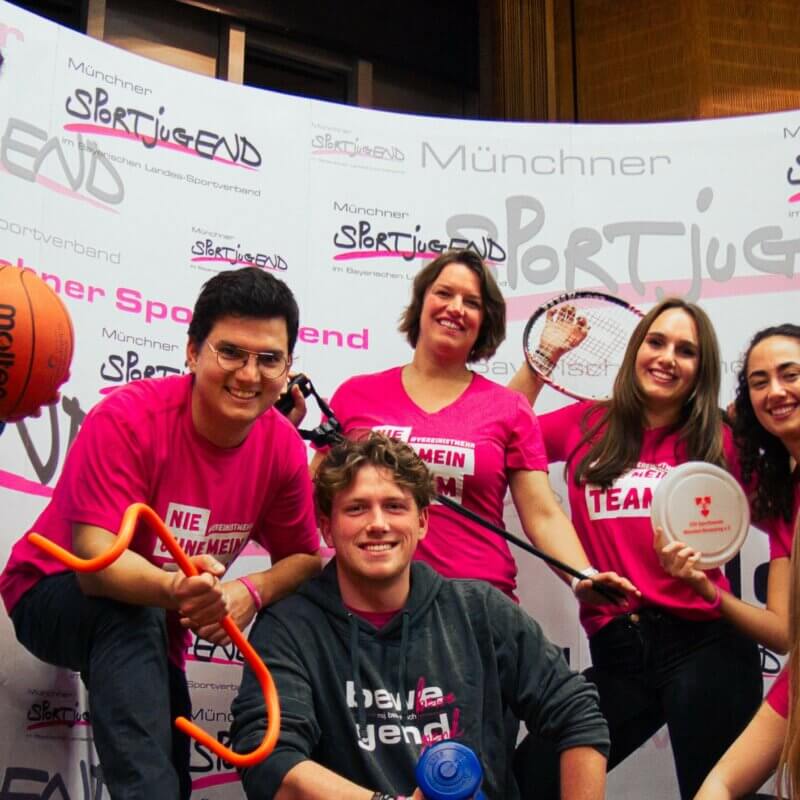 Gruppenbild des MSJ-Vorstand. Alle haben unterschiedliche Sportgeräte in der Hand