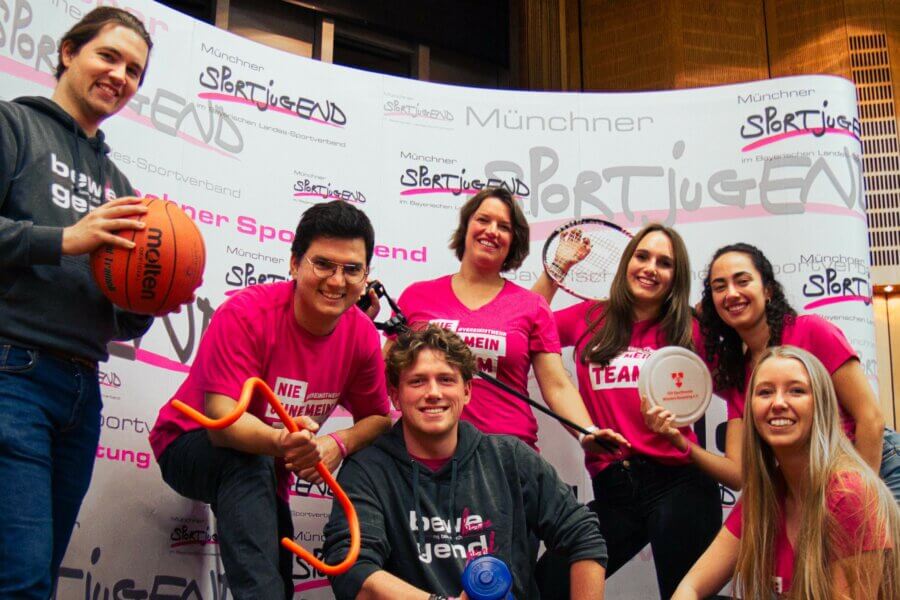 Gruppenbild des MSJ-Vorstand. Alle haben unterschiedliche Sportgeräte in der Hand