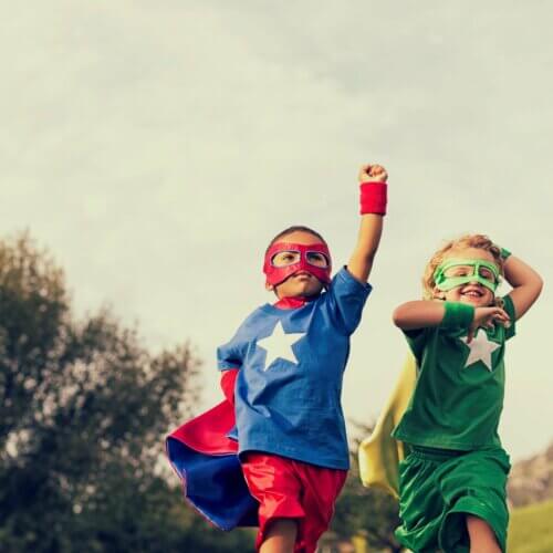 Zwei Kinder, die als Superhelden verkleidet sind.