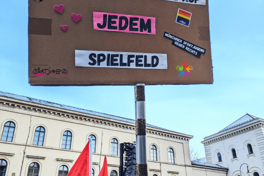 Demoschild mit der Aufschrift - Für Vielfalt und Toleranz auf jedem Spielfeld