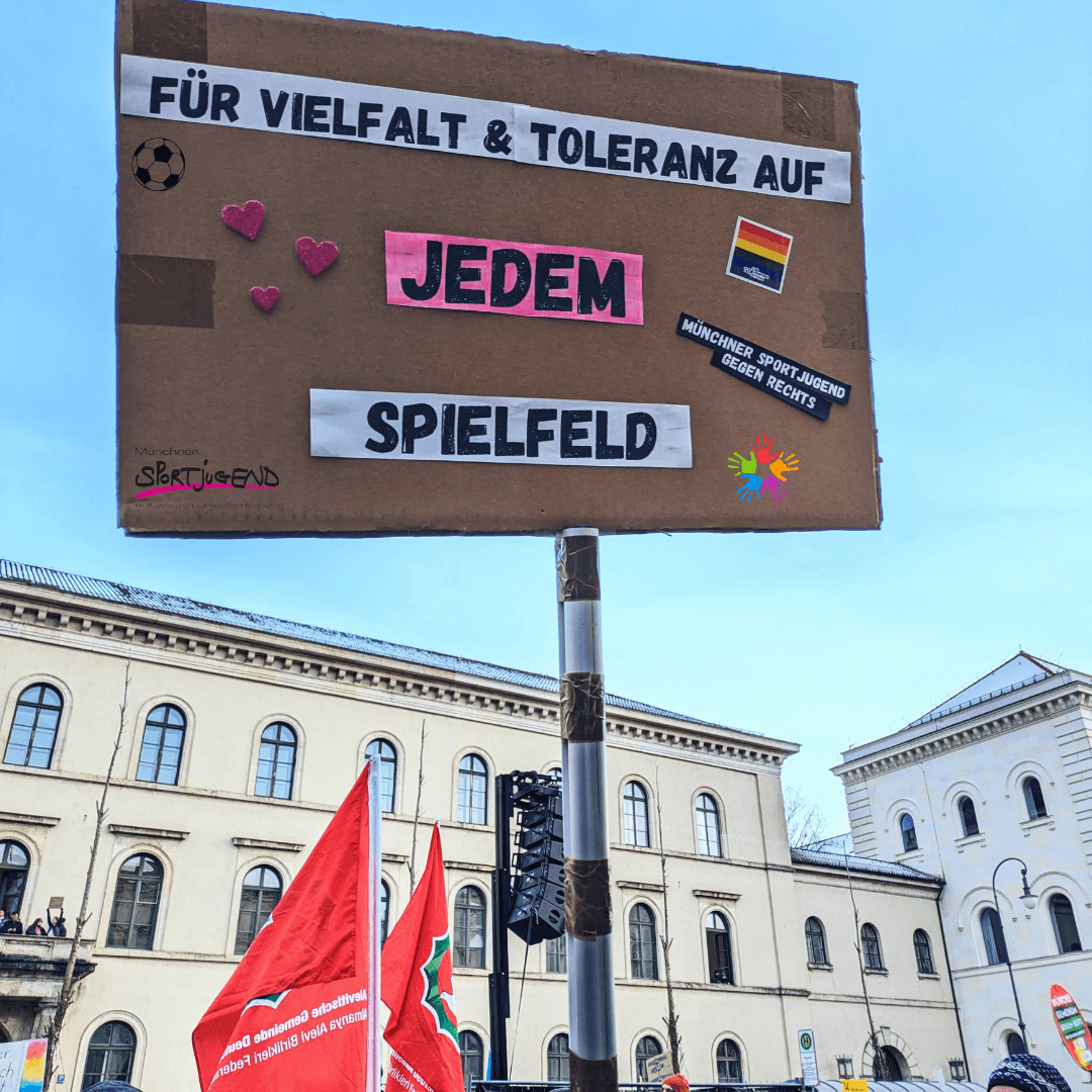Demoschild mit der Aufschrift - Für Vielfalt und Toleranz auf jedem Spielfeld