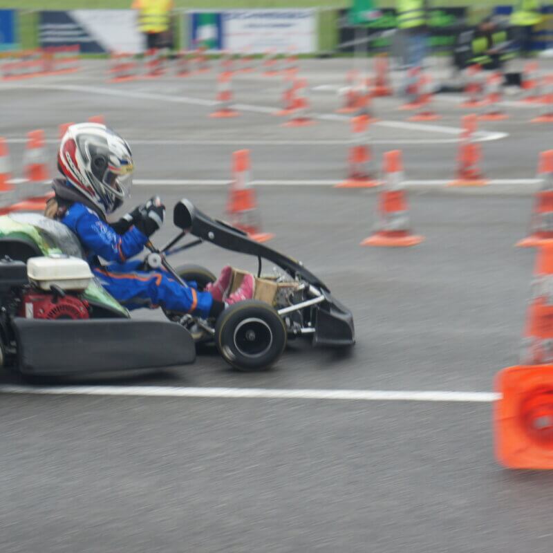Ein Kind fährt Kart