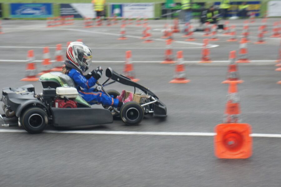 Ein Kind fährt Kart
