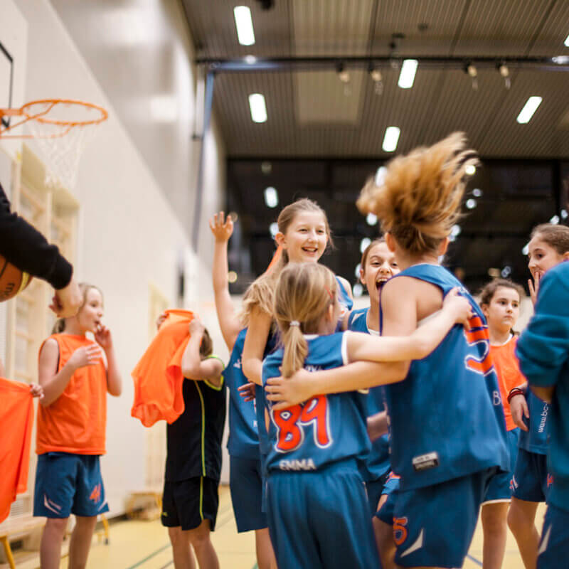 Kinder eines Basketballteams freuen sich
