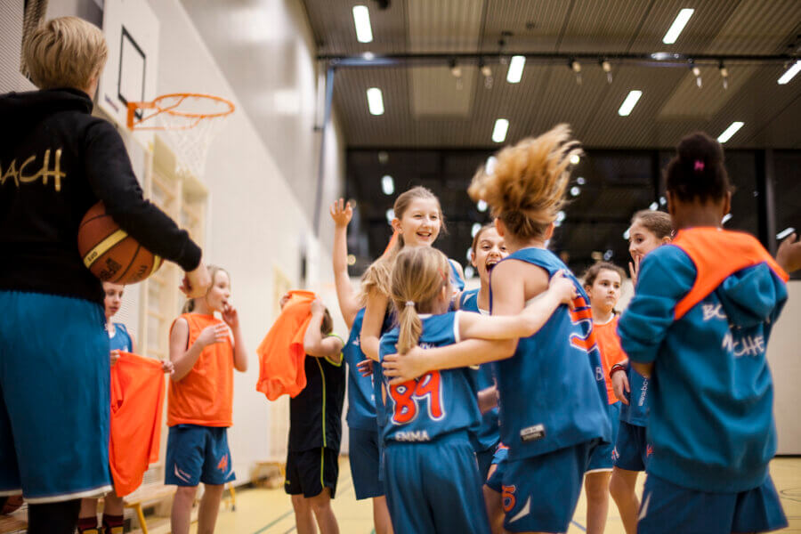 Kinder eines Basketballteams freuen sich