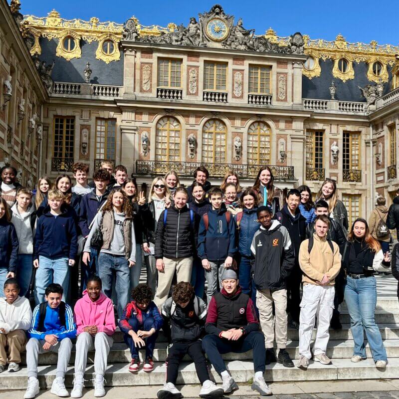Gruppenfoto Jugendliche auf einer Treppe