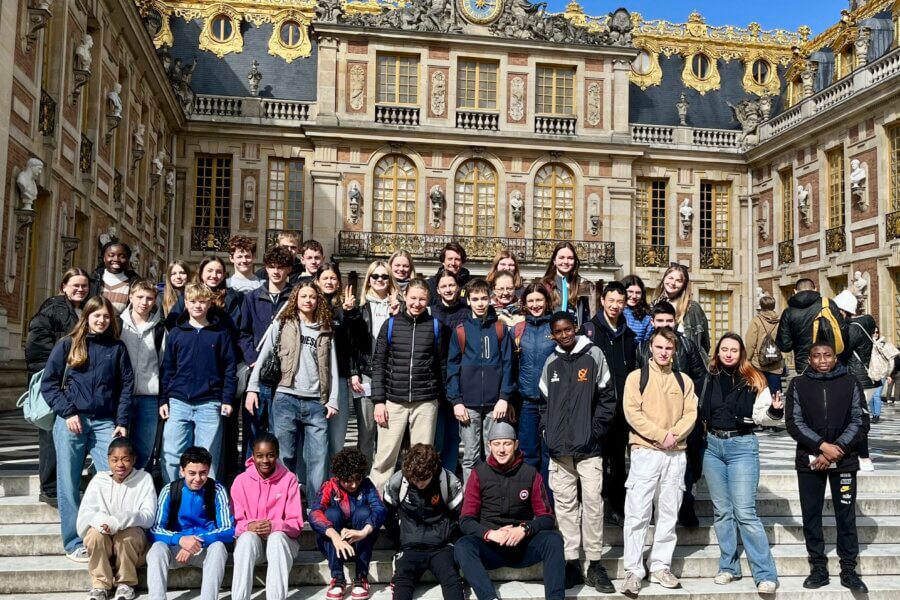 Gruppenfoto Jugendliche auf einer Treppe