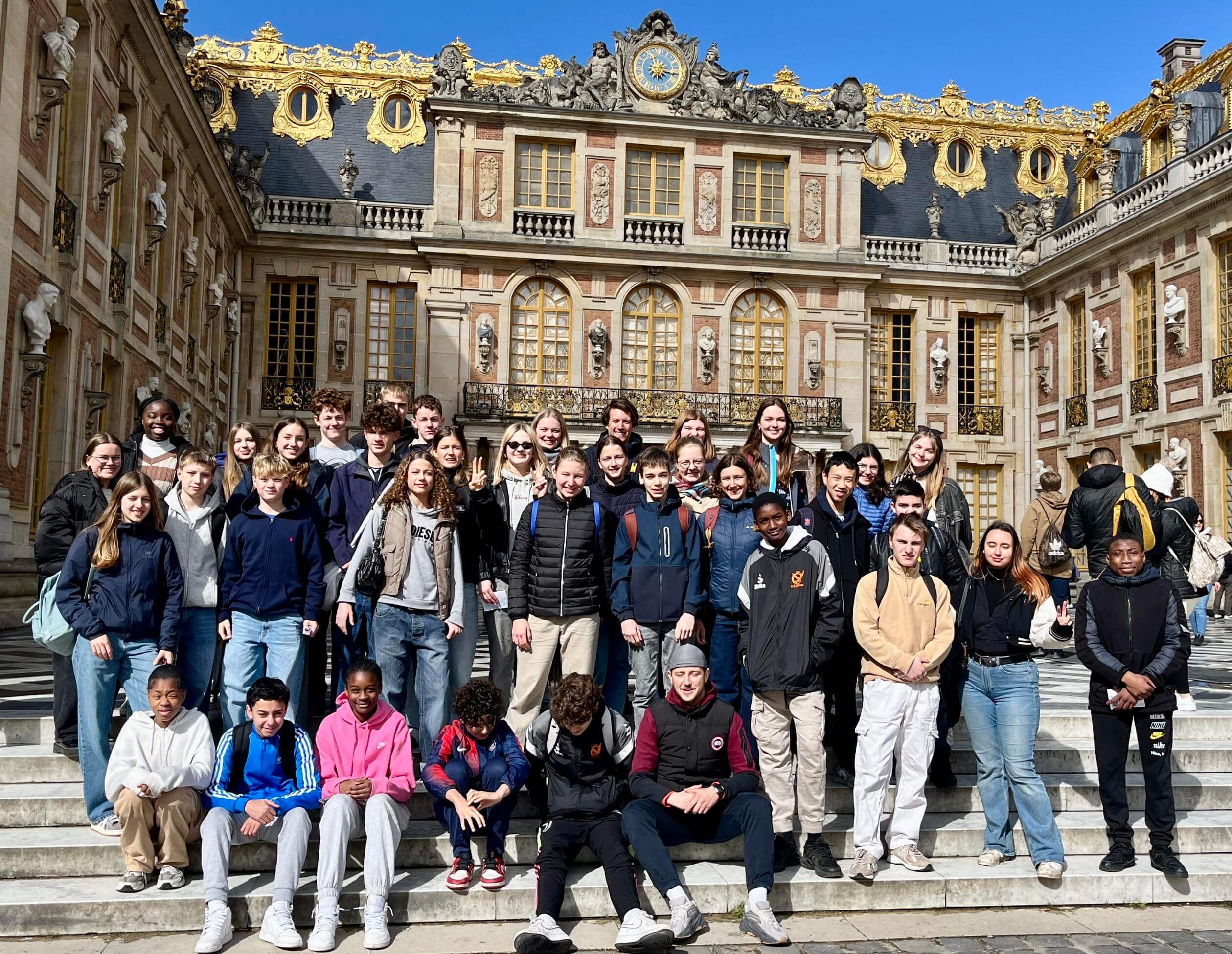 Gruppenfoto Jugendliche auf einer Treppe