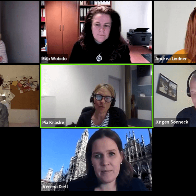 Screenshot einer Zoom Konferenz mit 7 Teilnehmern