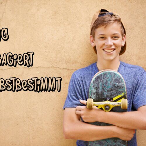 Ein Junge steht vor einer Wand und hält ein Skateboard vor der Brust. Rechts daneben sind die Worte: jung, engagiert, selbstbestimmt geschrieben